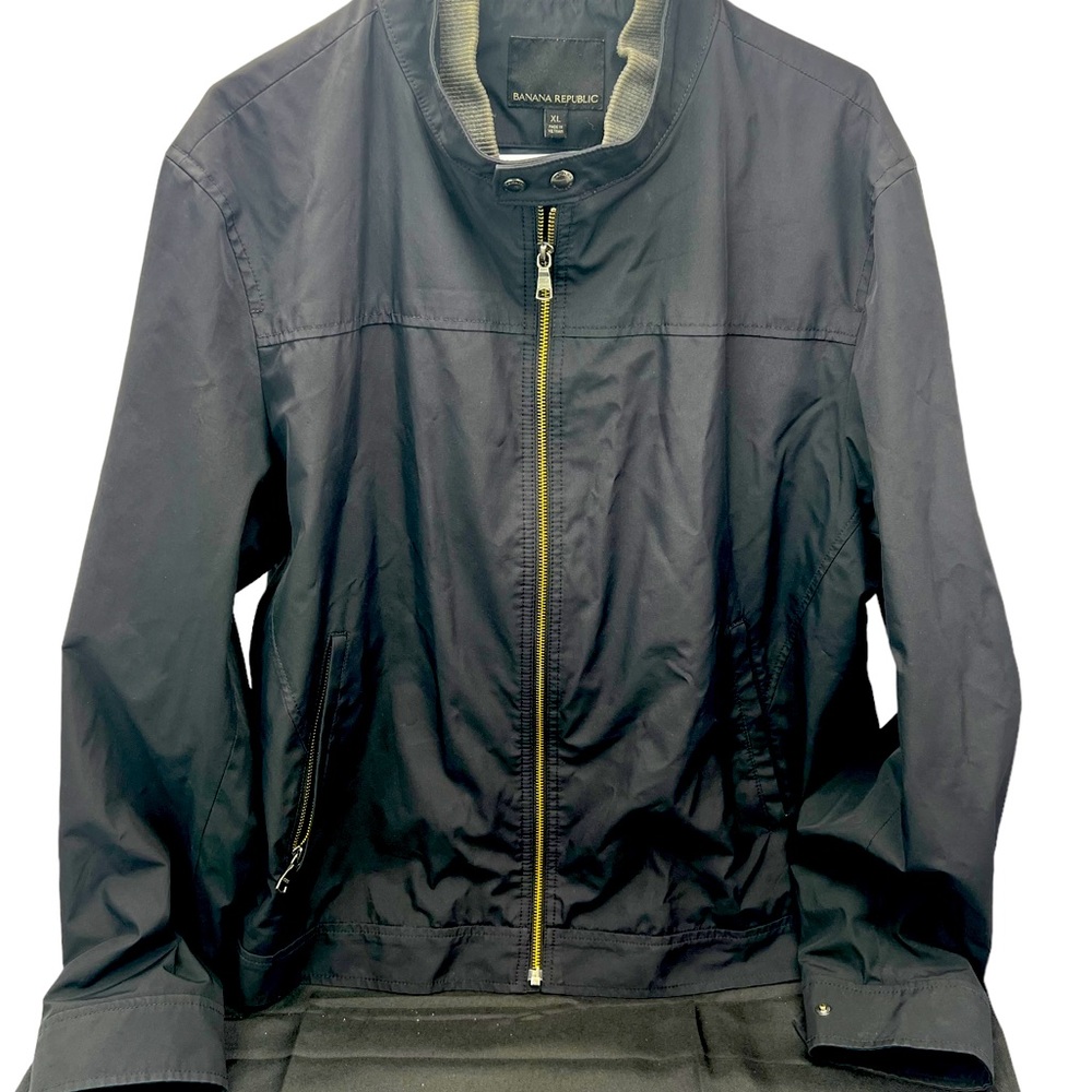 Banana Republic men’s lightweight zip up jacket black in color.